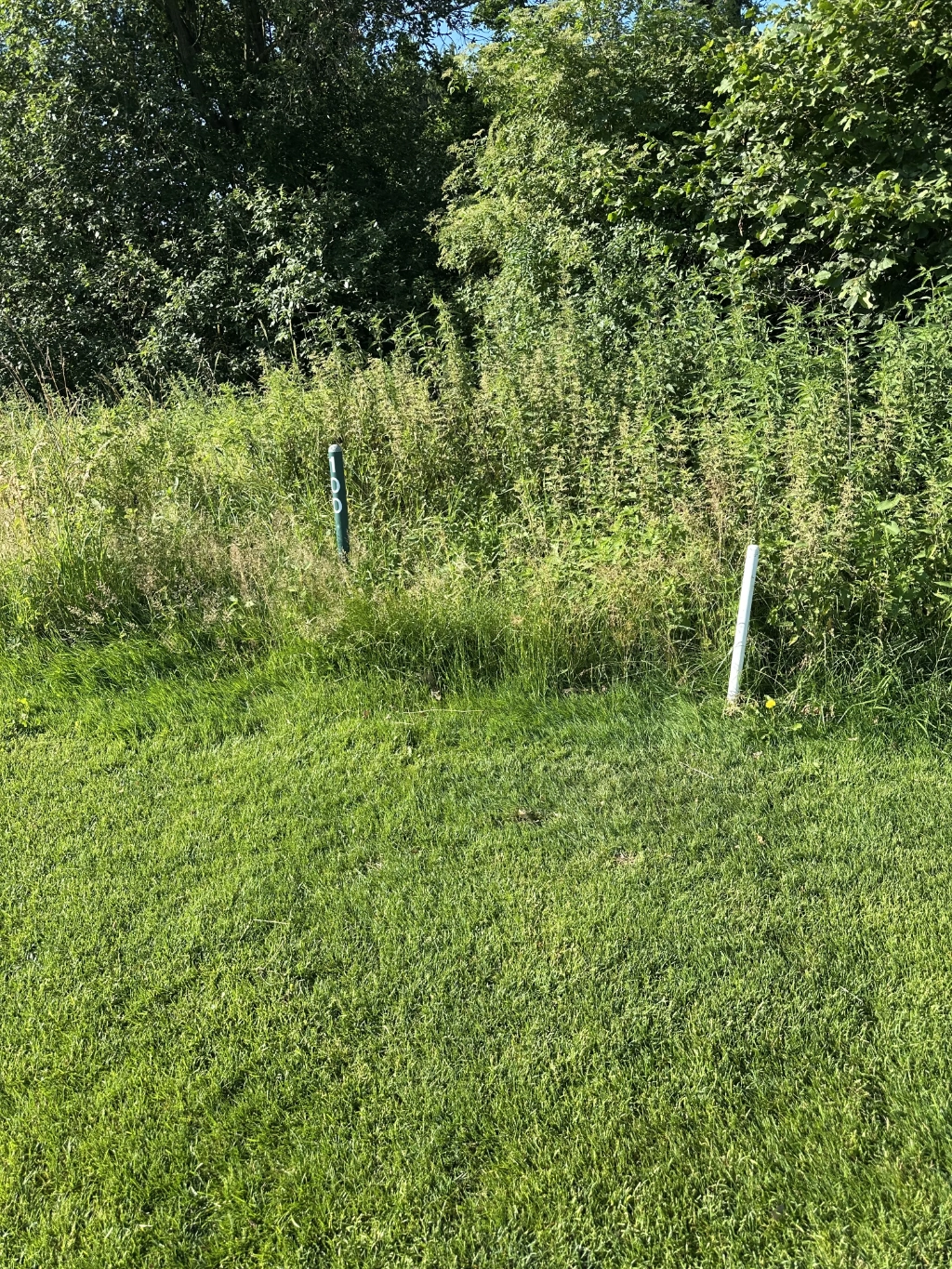 Schräg stehende Markierung auf dem Golfplatz